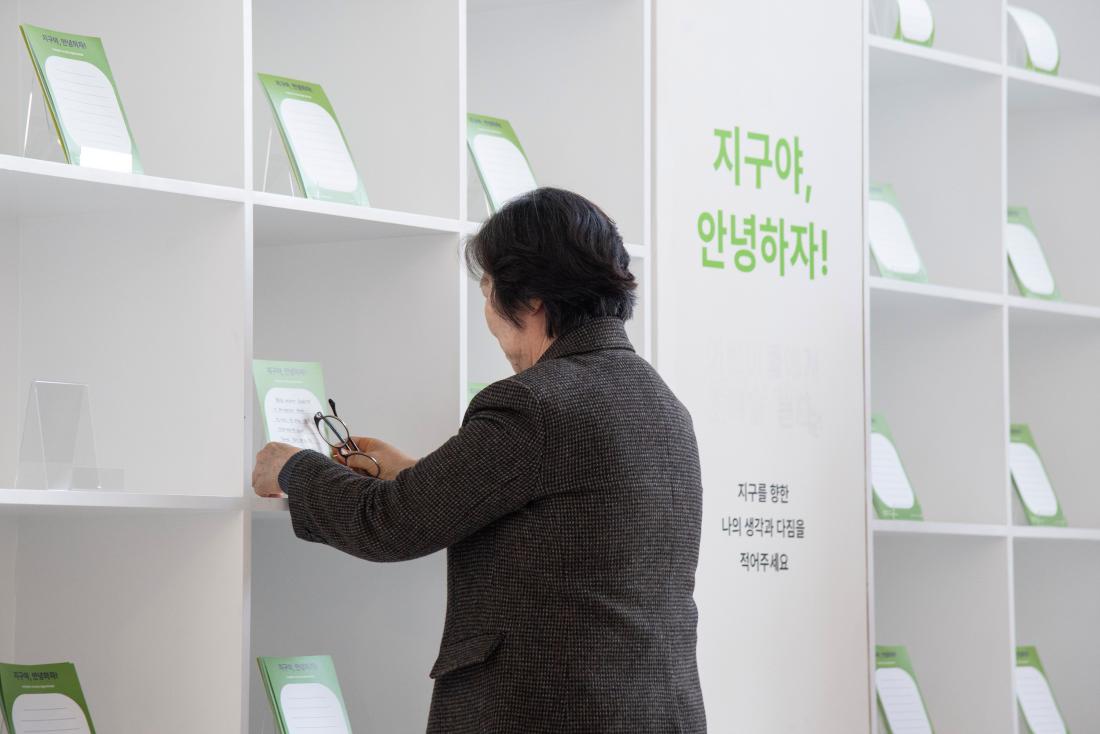 20260407_금정문화회관 기획전시 '지구  앞에 서다 - 위태로운 경계에' 개막식_26.jpg