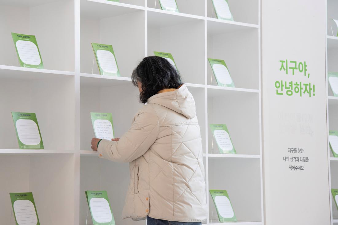 20260407_금정문화회관 기획전시 '지구  앞에 서다 - 위태로운 경계에' 개막식_28.jpg