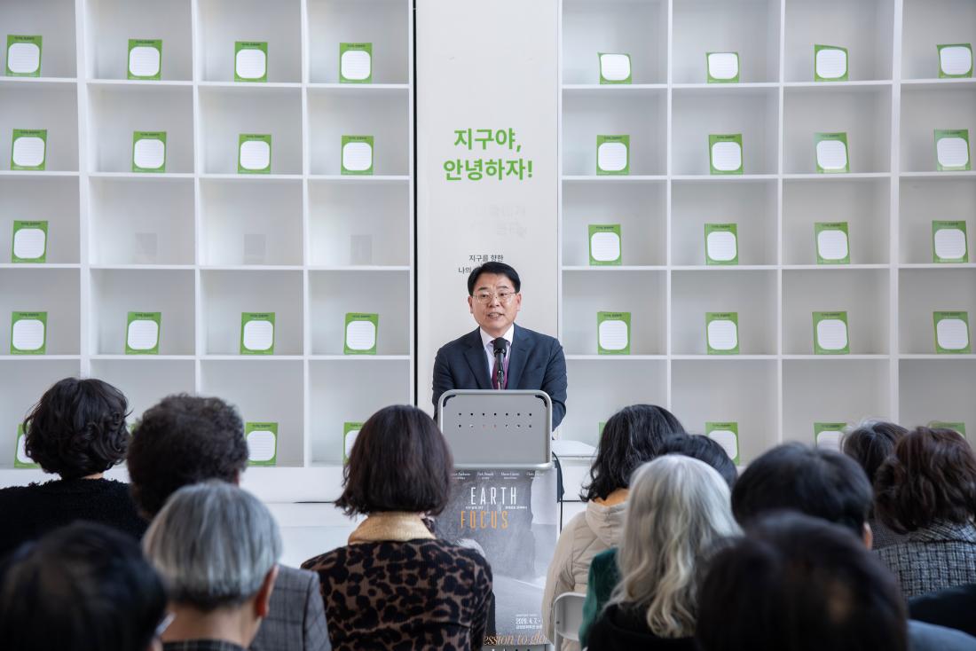 20260407_금정문화회관 기획전시 '지구  앞에 서다 - 위태로운 경계에' 개막식_2.jpg
