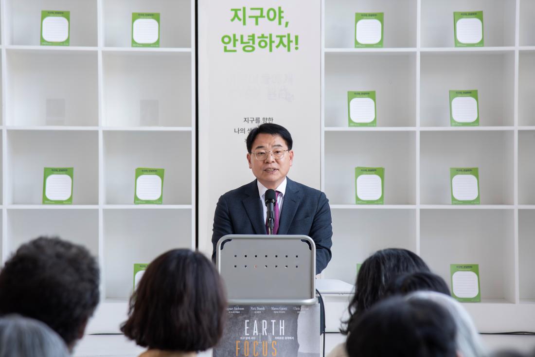 20260407_금정문화회관 기획전시 '지구  앞에 서다 - 위태로운 경계에' 개막식_3.jpg